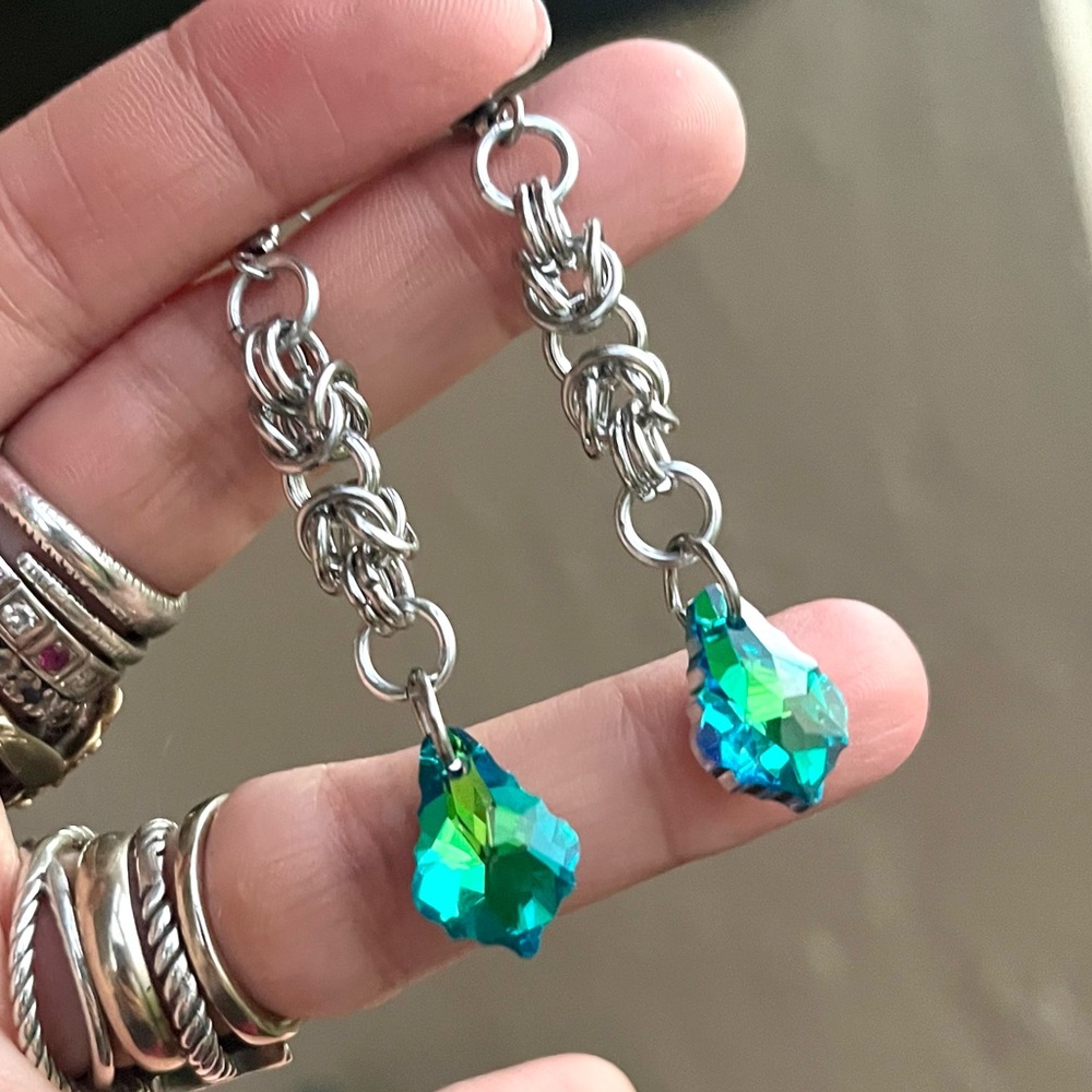 Handmade maille dangly stainless steel earrings green rainbow austrian crystals - Picture 5 of 14